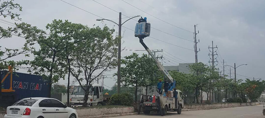 integrated solar street light installation